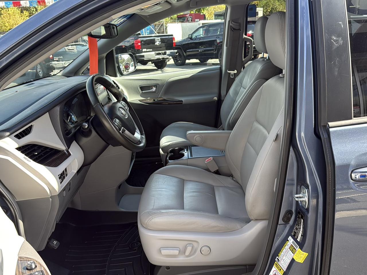 Toyota Sienna Limited Premium AWD 7-Passenger (Natl) 2017