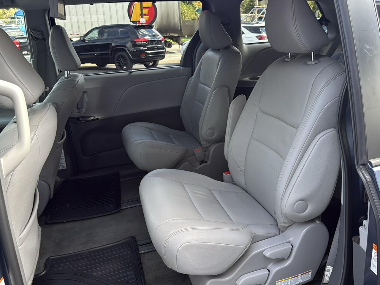 Toyota Sienna Limited Premium AWD 7-Passenger (Natl) 2017