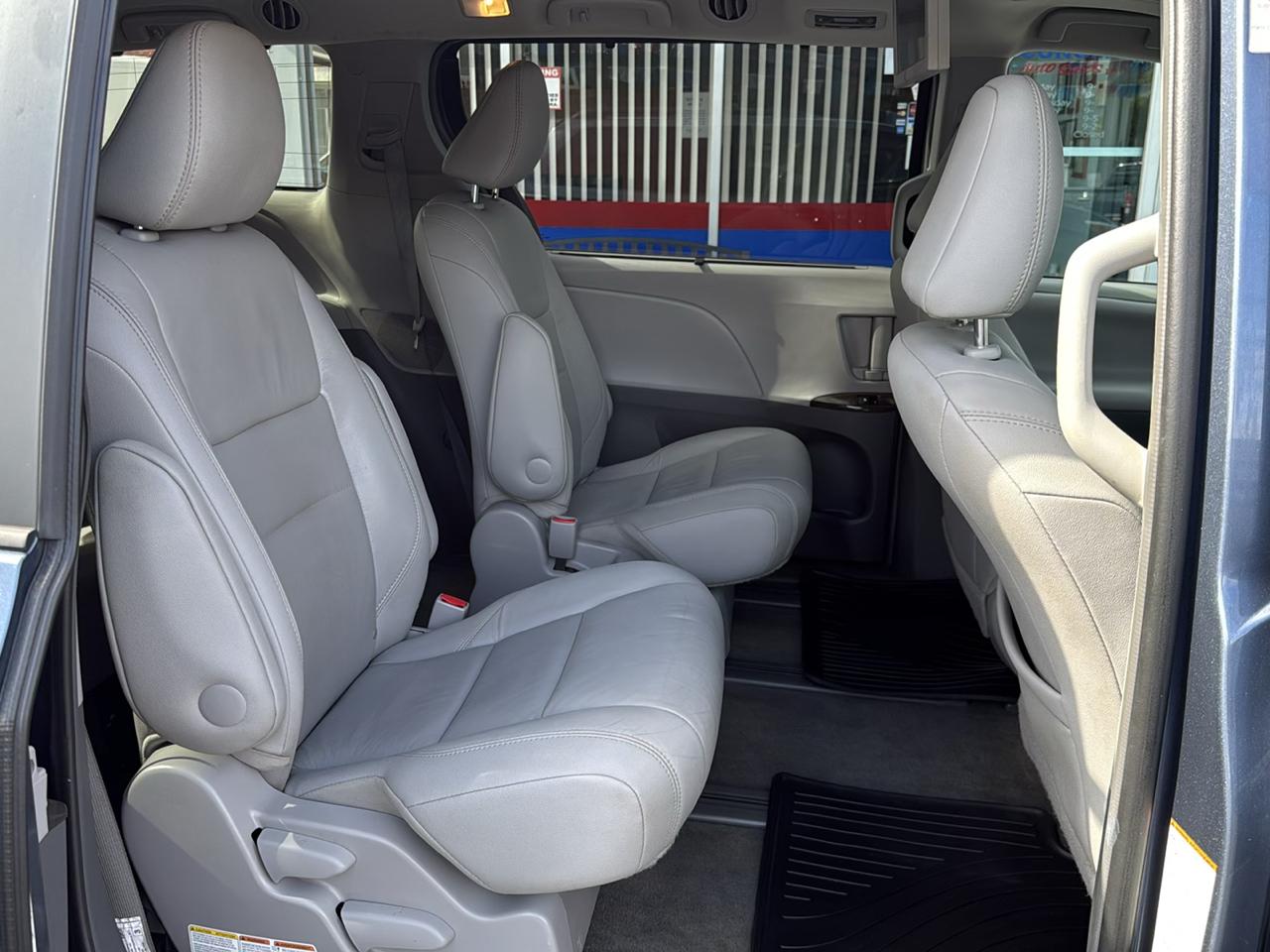 Toyota Sienna Limited Premium AWD 7-Passenger (Natl) 2017