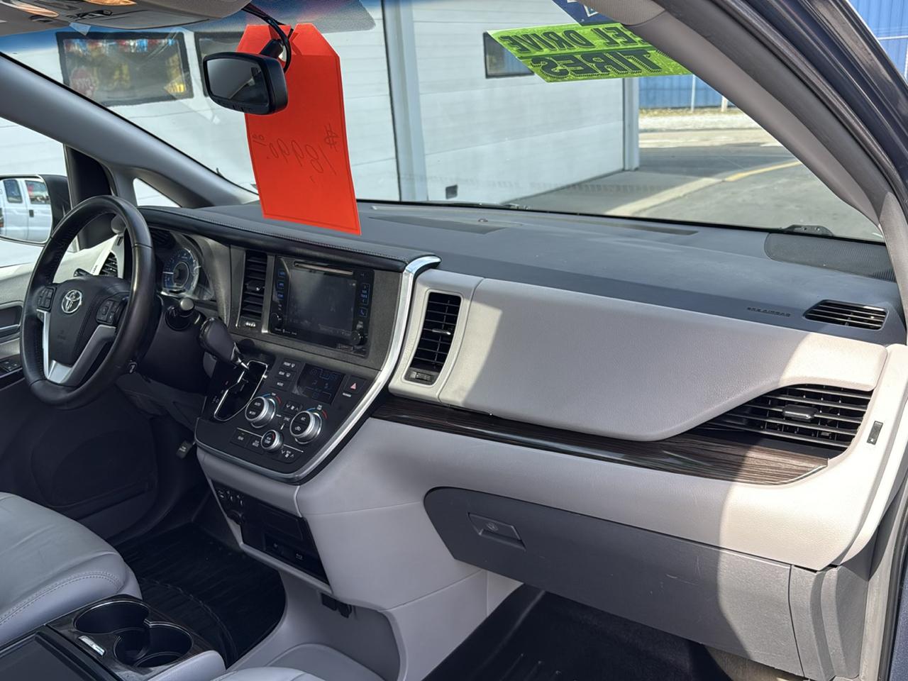 Toyota Sienna Limited Premium AWD 7-Passenger (Natl) 2017