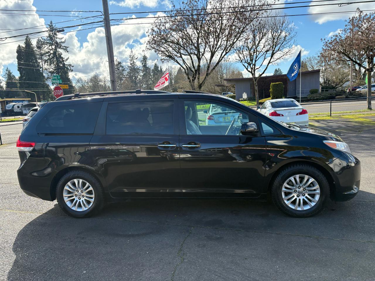 Toyota Sienna XLE FWD 8-Passenger V6 2012