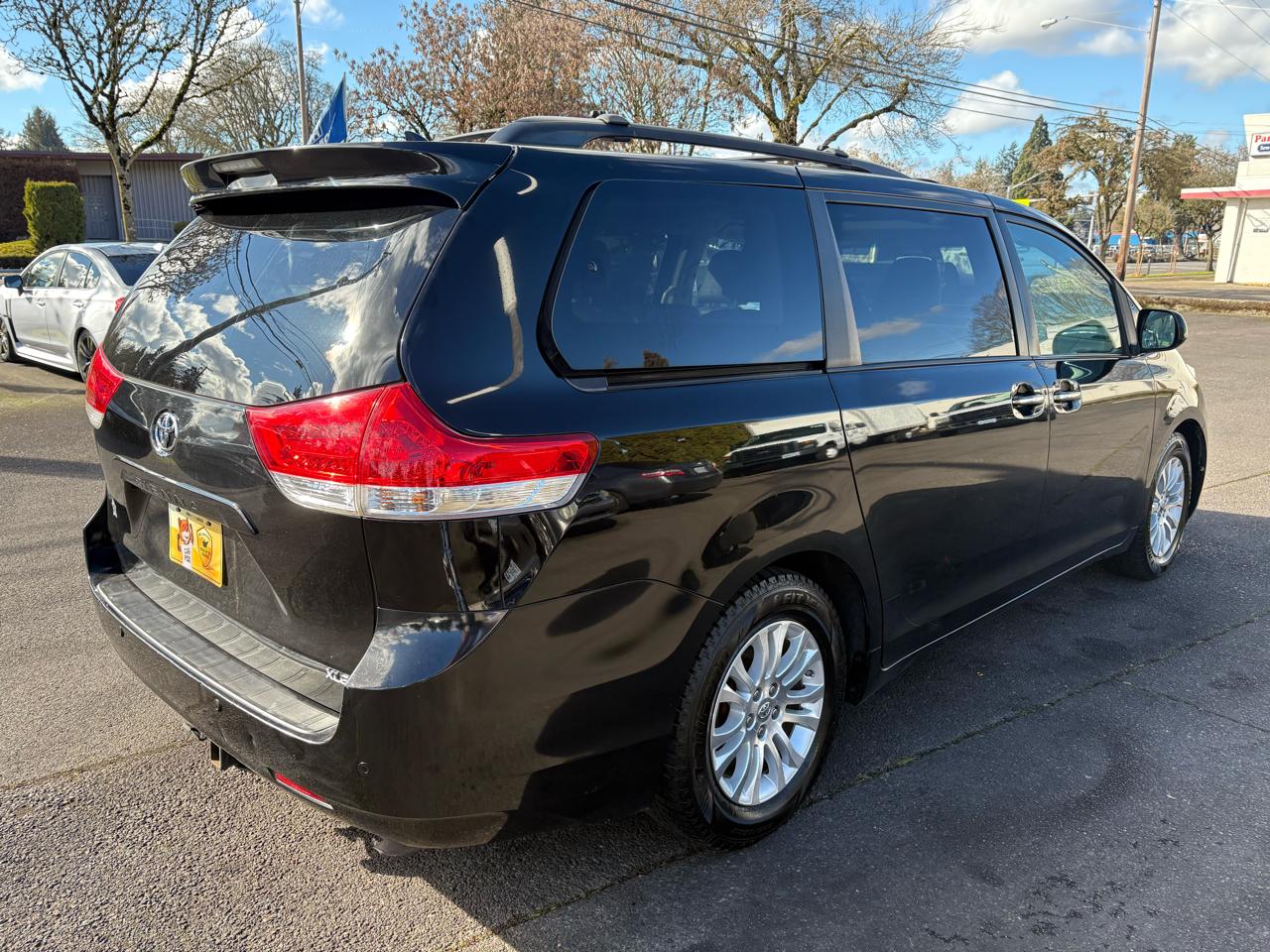 Toyota Sienna XLE FWD 8-Passenger V6 2012