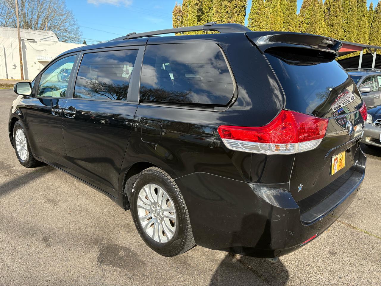 Toyota Sienna XLE FWD 8-Passenger V6 2012