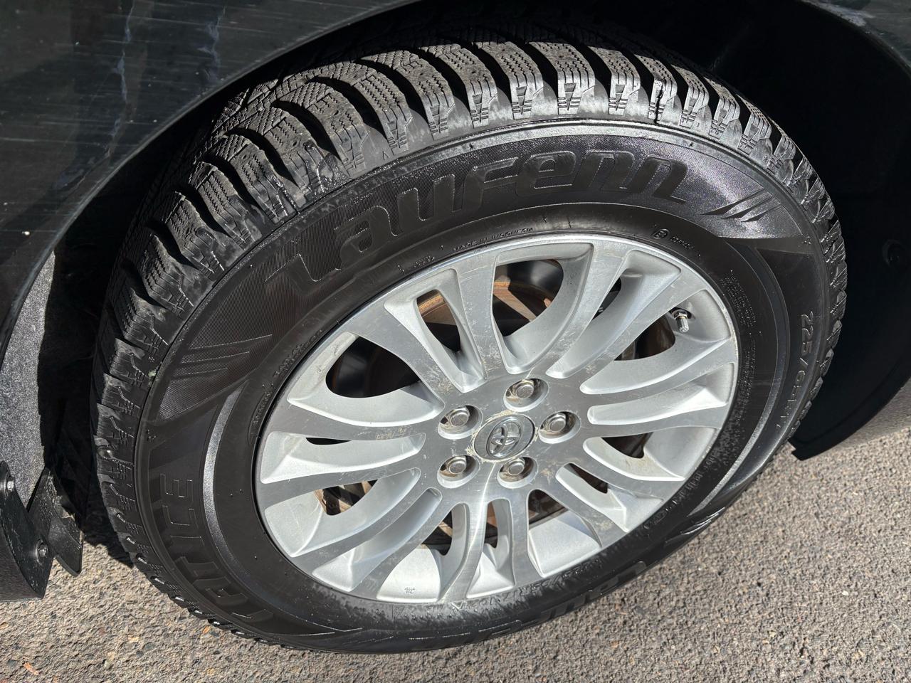 Toyota Sienna XLE FWD 8-Passenger V6 2012