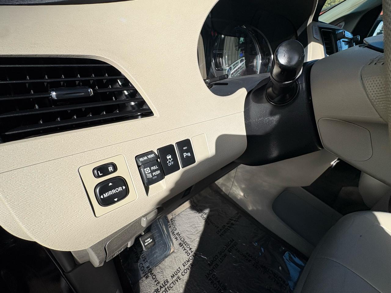 Toyota Sienna XLE FWD 8-Passenger V6 2012