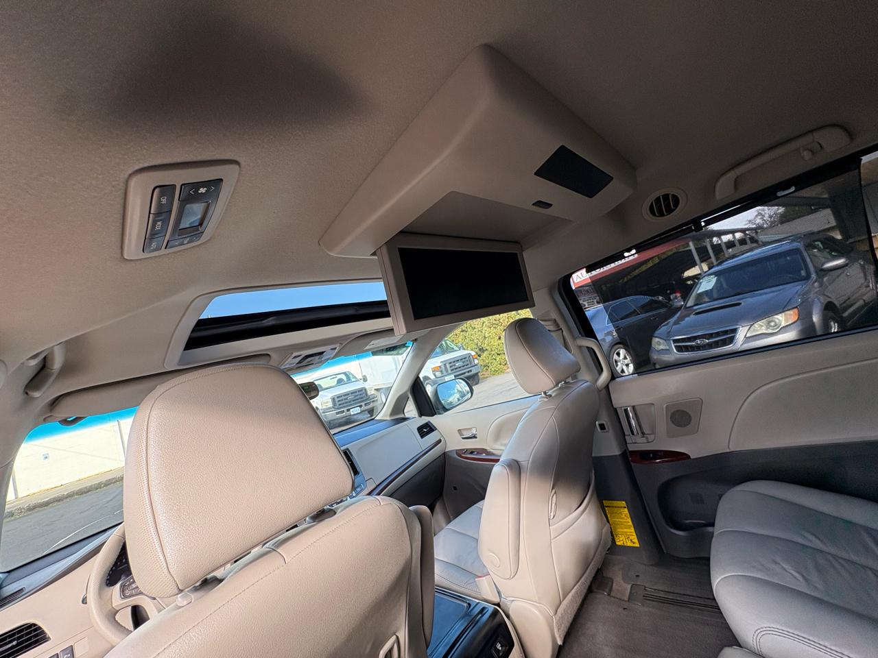 Toyota Sienna XLE FWD 8-Passenger V6 2012