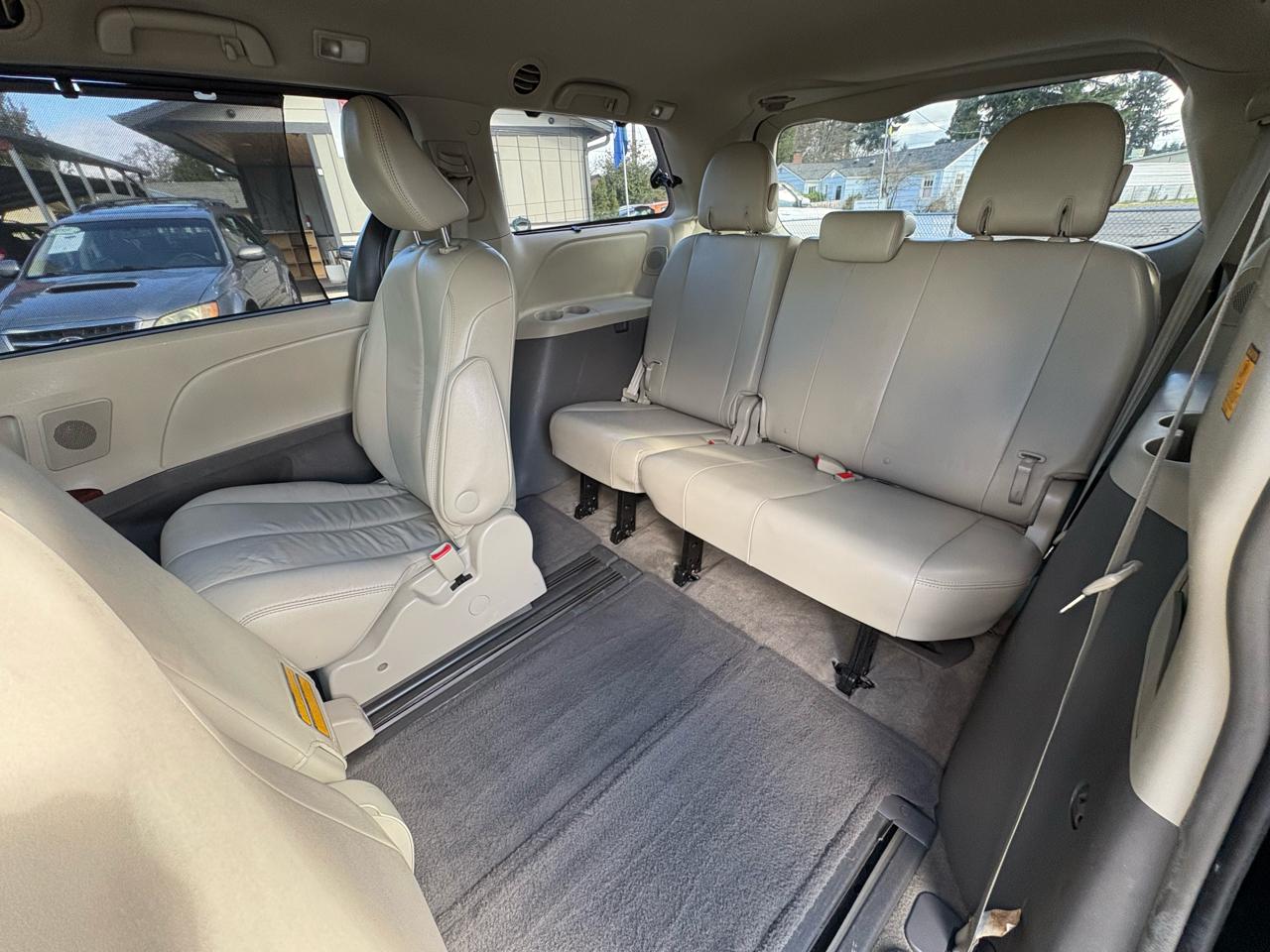 Toyota Sienna XLE FWD 8-Passenger V6 2012