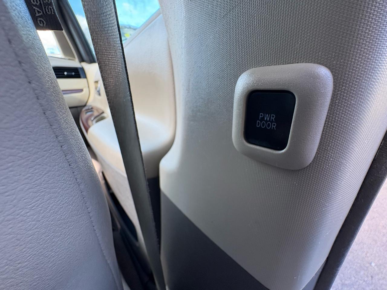 Toyota Sienna XLE FWD 8-Passenger V6 2012