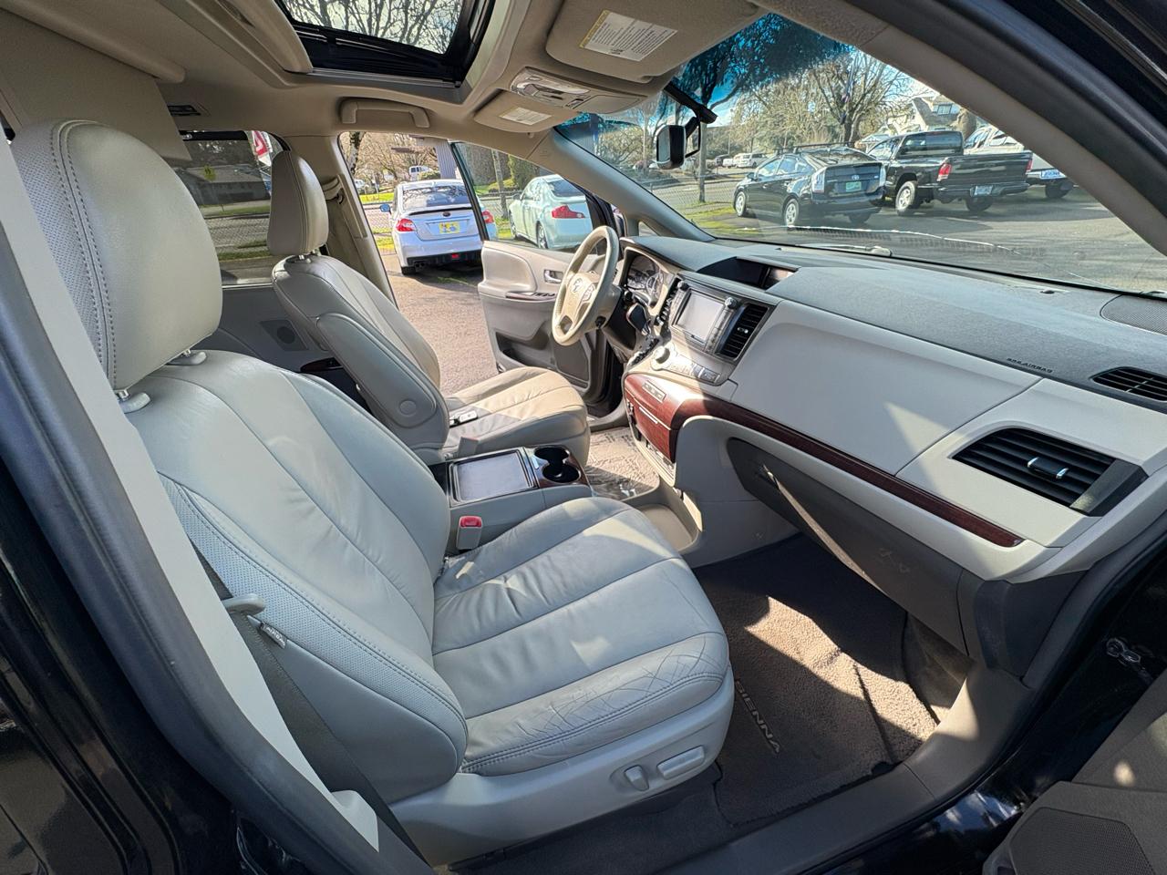 Toyota Sienna XLE FWD 8-Passenger V6 2012