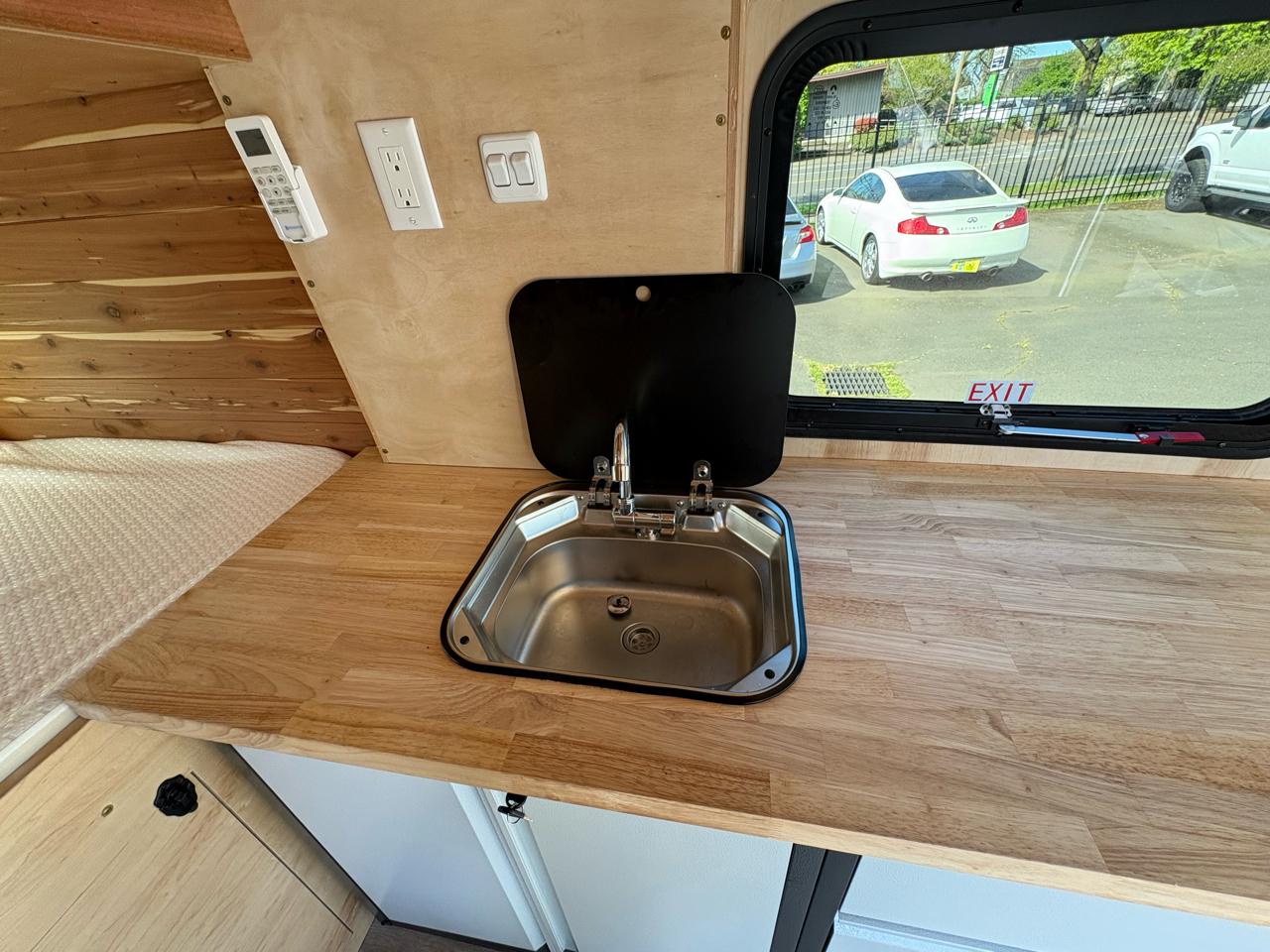 Ford Transit 250 Van Med. Roof w/Sliding Pass. 148-in. WB 2015