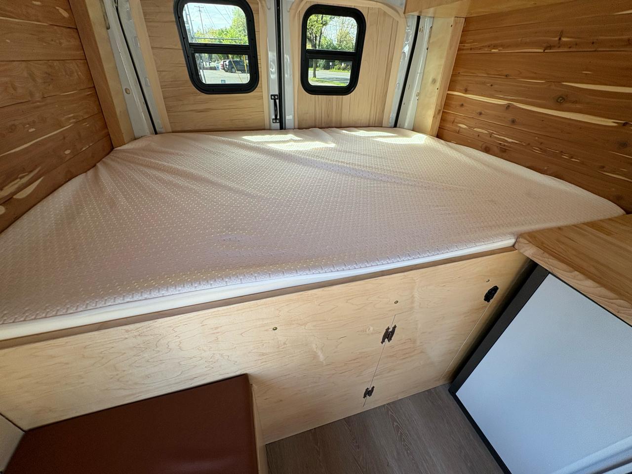 Ford Transit 250 Van Med. Roof w/Sliding Pass. 148-in. WB 2015