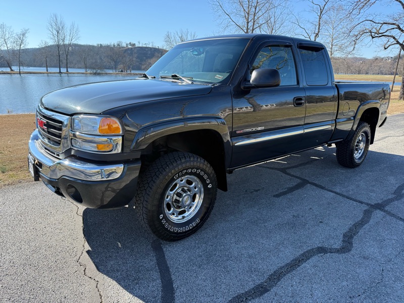 GMC Sierra 2500HD SLE Ext. Cab Short Bed 4WD 2005