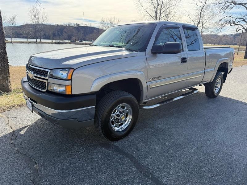 Chevrolet Silverado 2500HD LS Ext. Cab Short Bed 4WD 2005