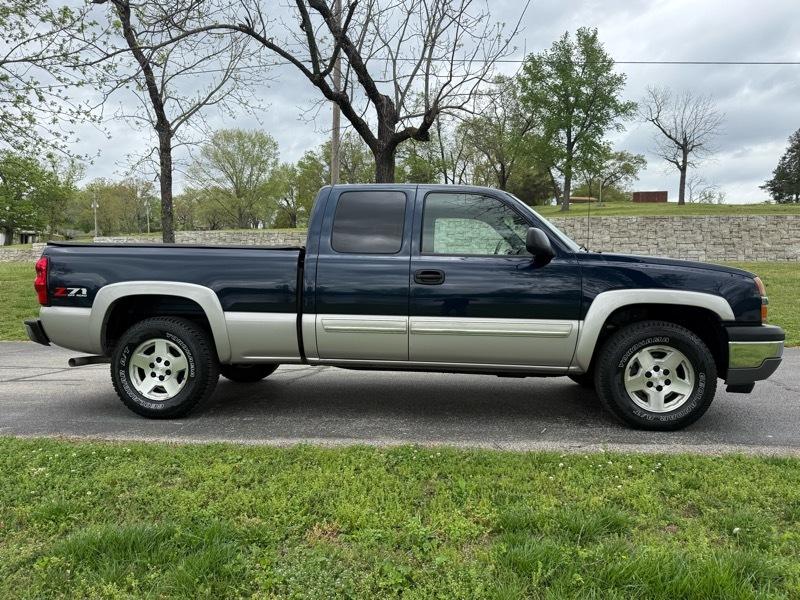 Chevrolet Silverado 1500 LS Ext. Cab Short Bed 4WD 2005