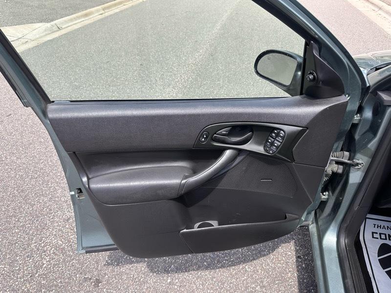 Ford Focus 5dr HB ZX5 SES 2005