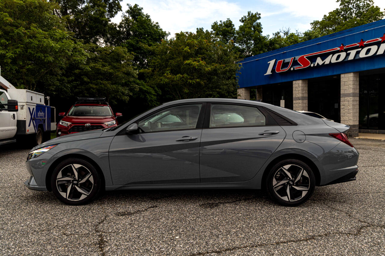 2023 Hyundai Elantra SEL photo 3