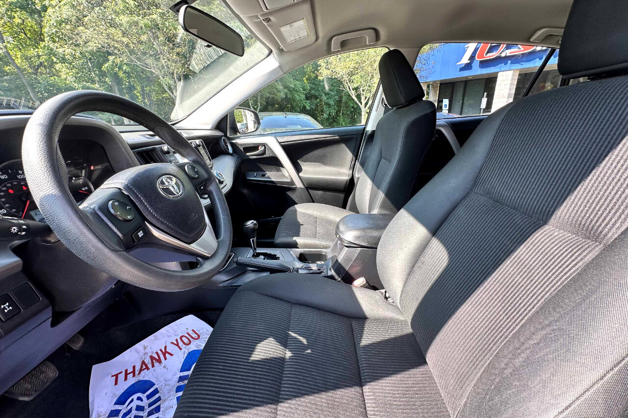 2016 Toyota RAV4 LE photo 11