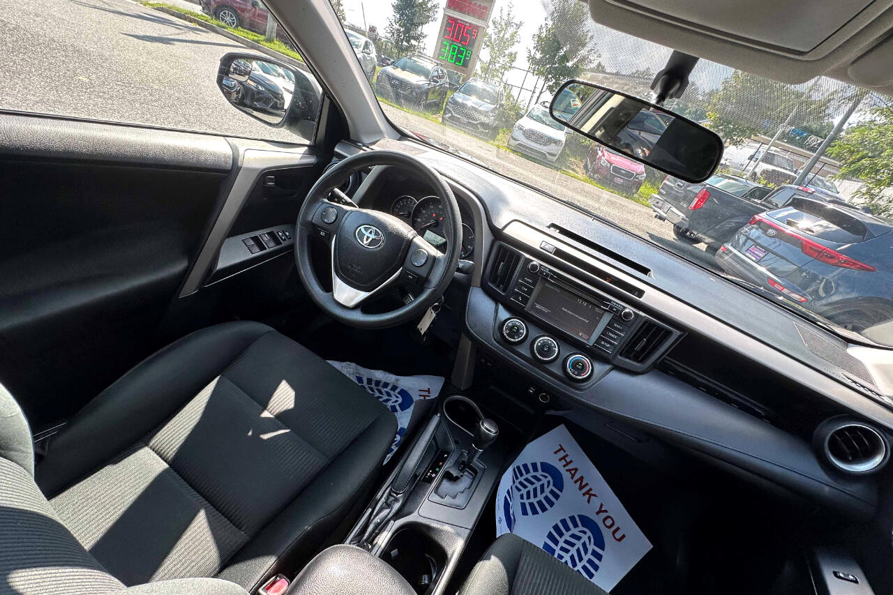 2016 Toyota RAV4 LE photo 15
