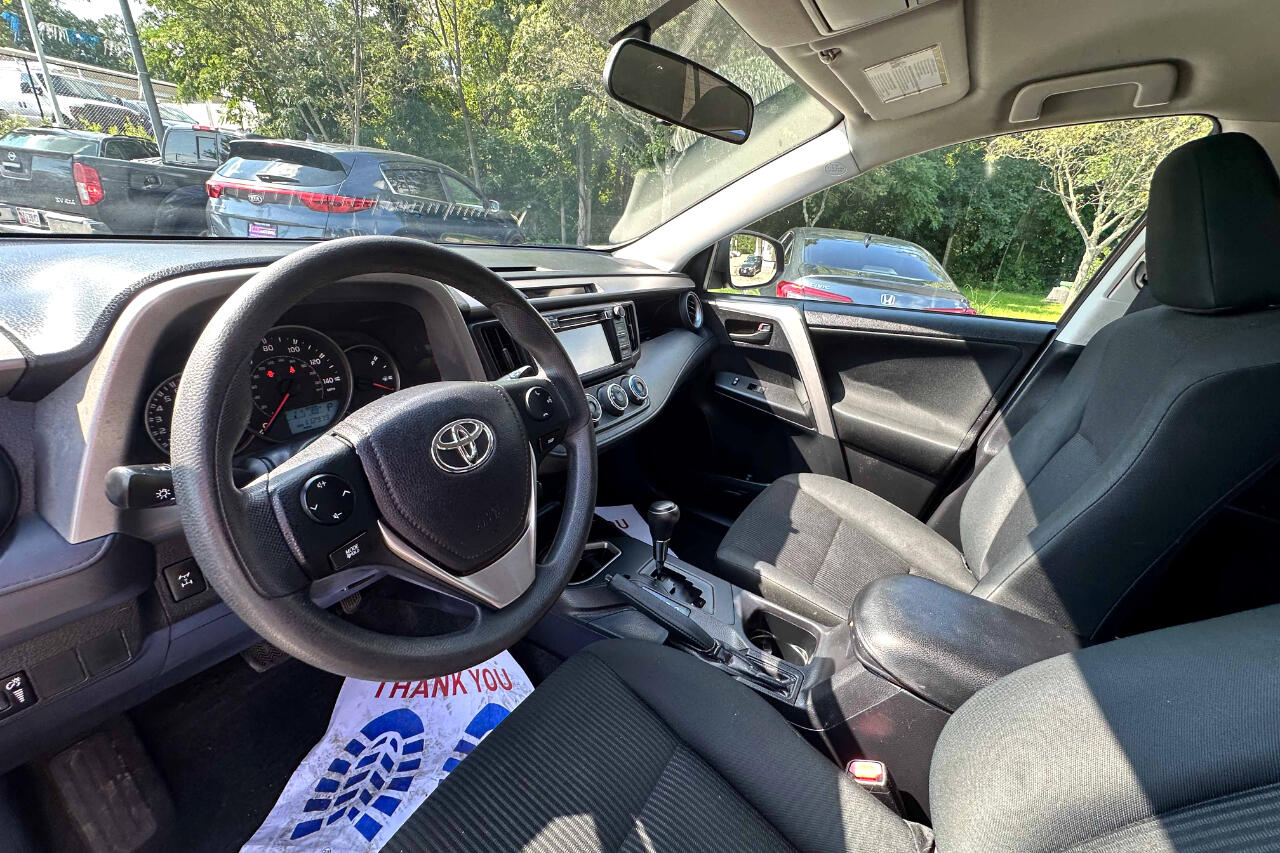 2016 Toyota RAV4 LE photo 16