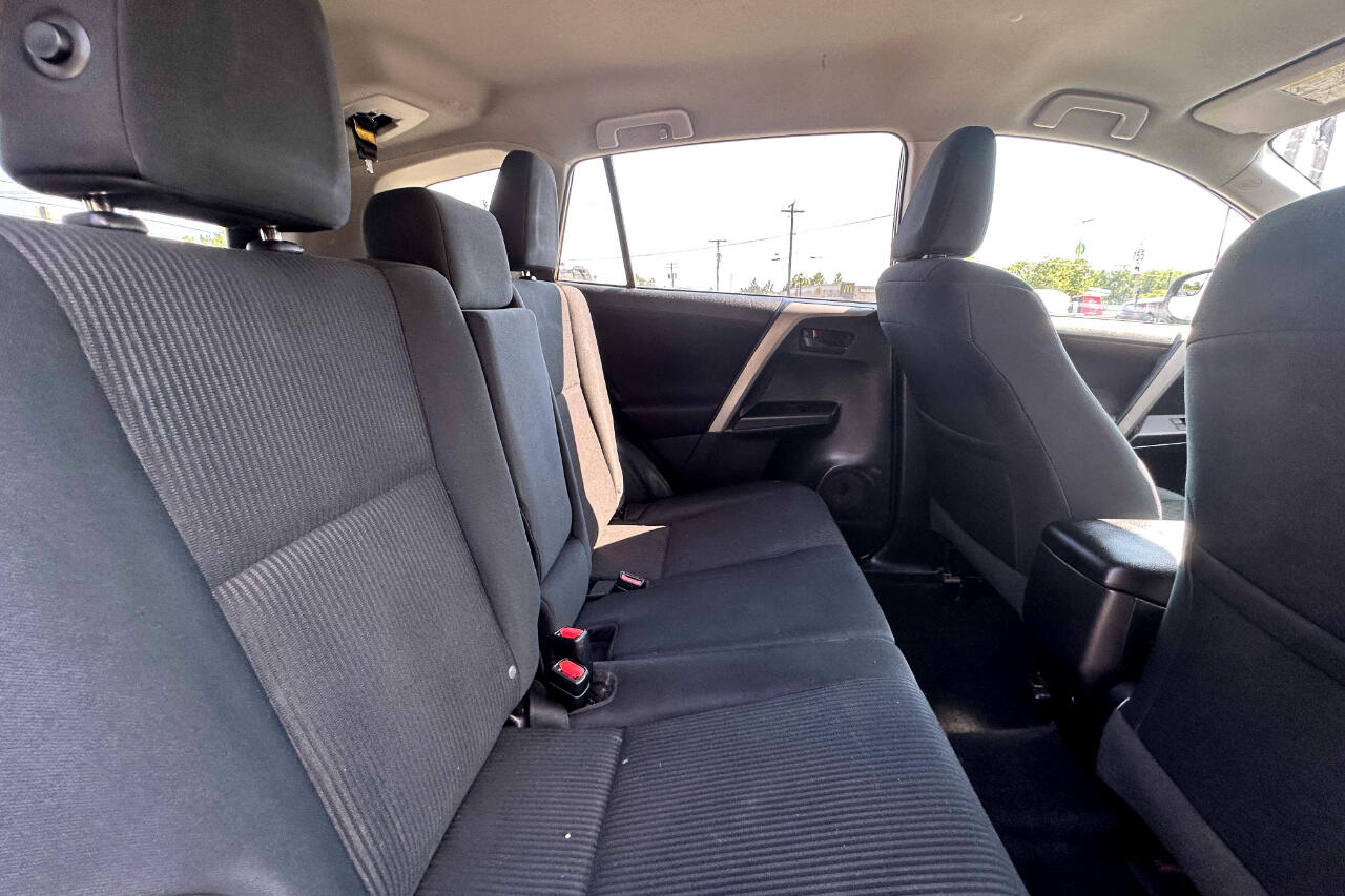 2016 Toyota RAV4 LE photo 22