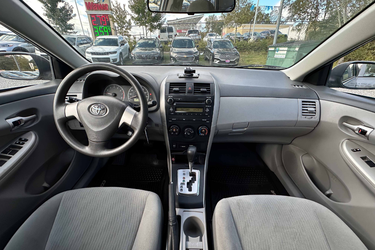 Toyota Corolla 4dr Sdn LE Auto (Natl) 2010