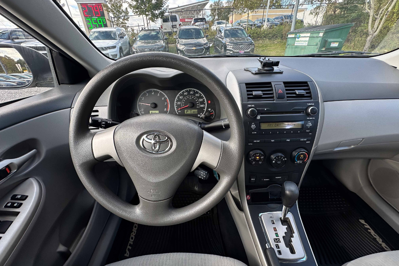 Toyota Corolla 4dr Sdn LE Auto (Natl) 2010