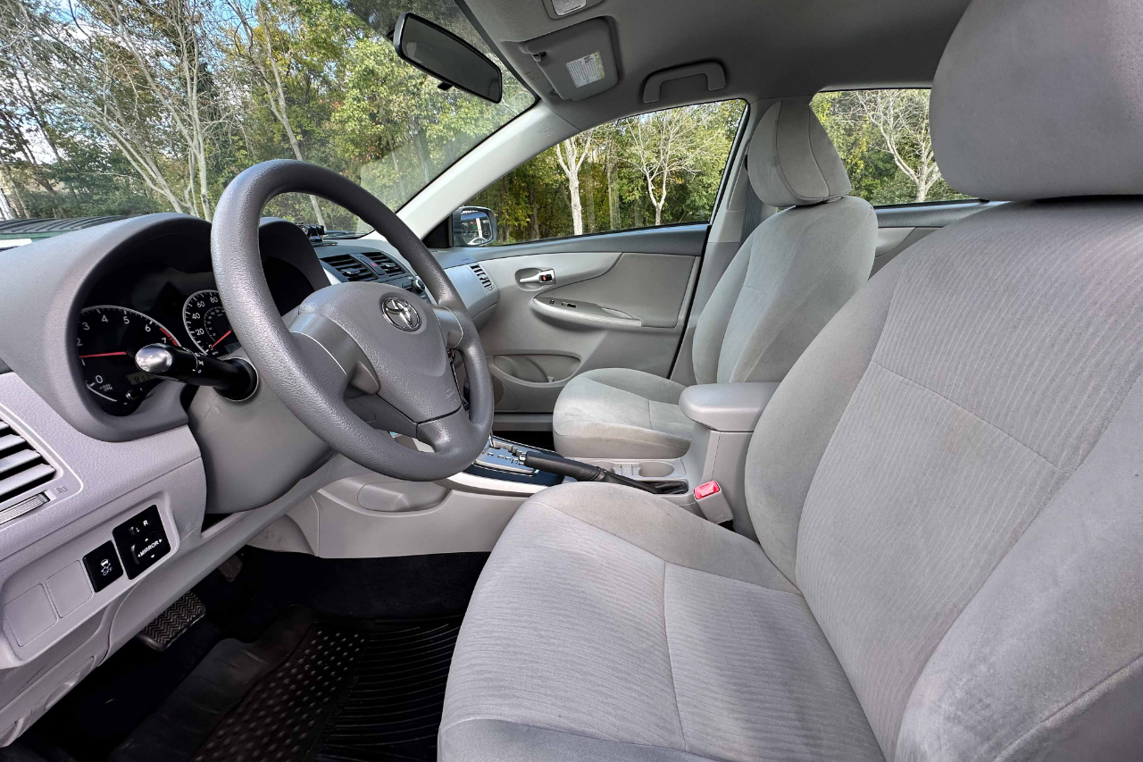 Toyota Corolla 4dr Sdn LE Auto (Natl) 2010