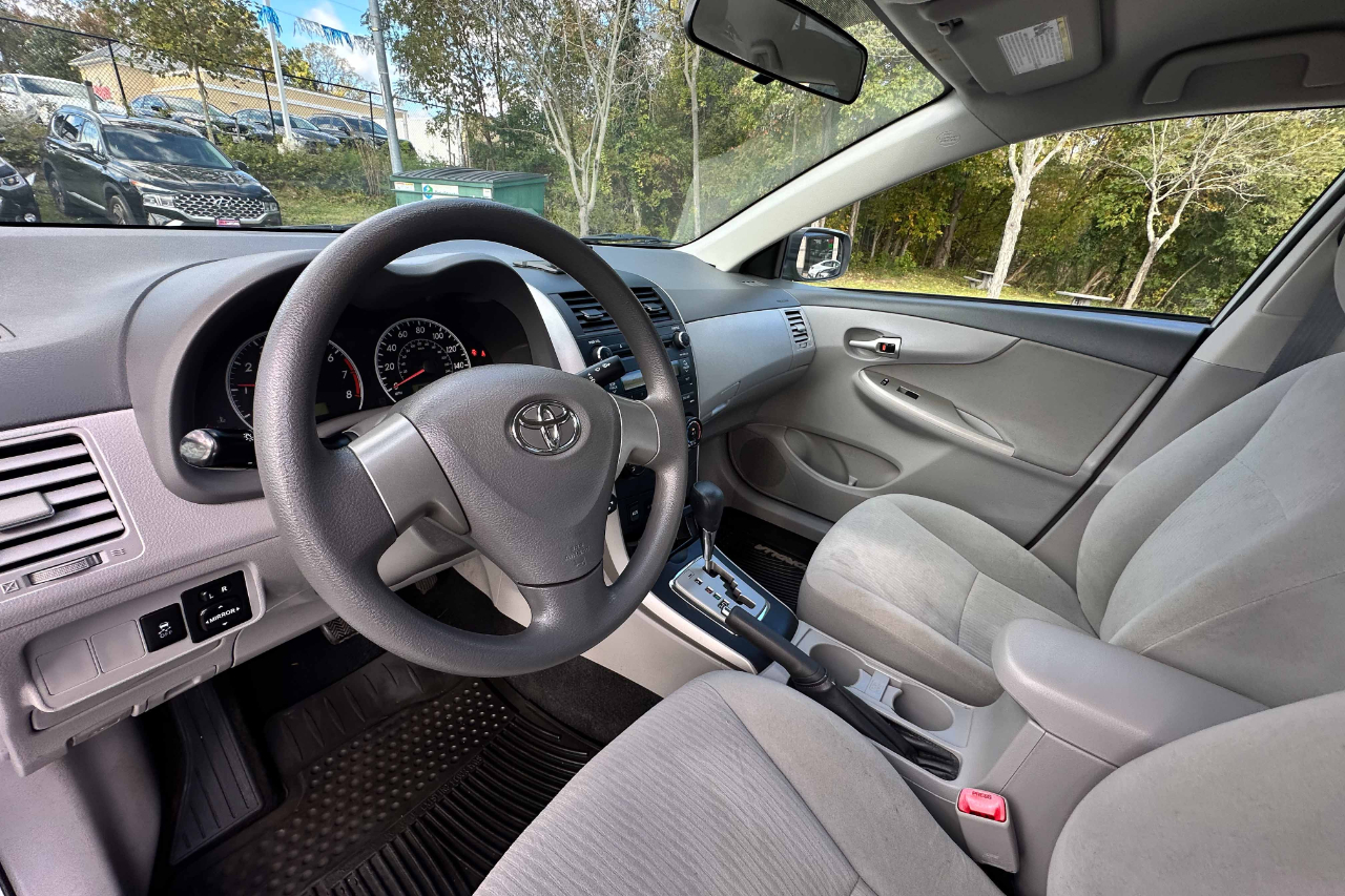 Toyota Corolla 4dr Sdn LE Auto (Natl) 2010