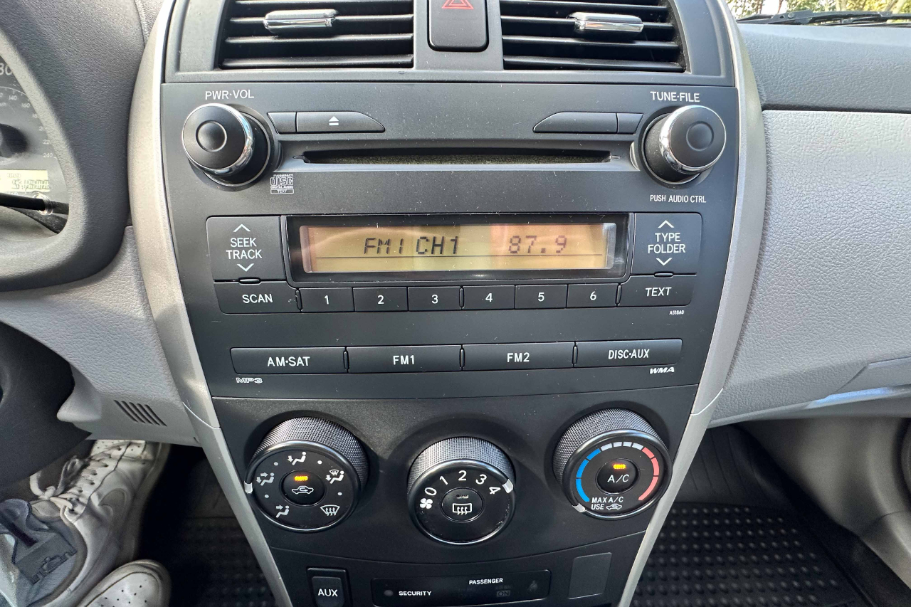 Toyota Corolla 4dr Sdn LE Auto (Natl) 2010