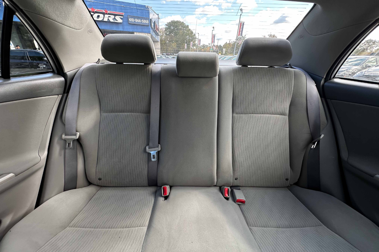 Toyota Corolla 4dr Sdn LE Auto (Natl) 2010