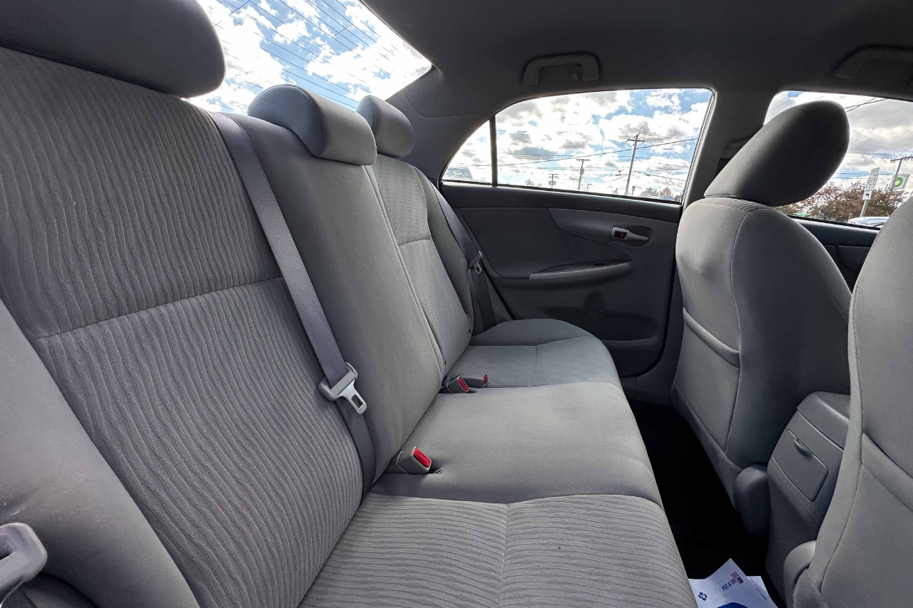 Toyota Corolla 4dr Sdn LE Auto (Natl) 2010