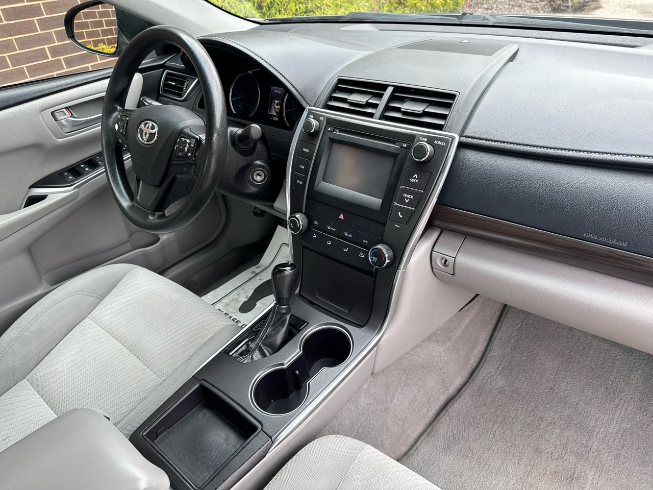 2017 Toyota Camry LE photo 3