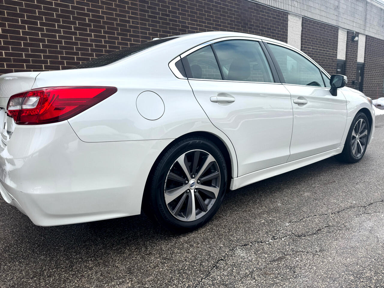 Subaru Legacy 4dr Sdn 2.5i Limited PZEV 2015