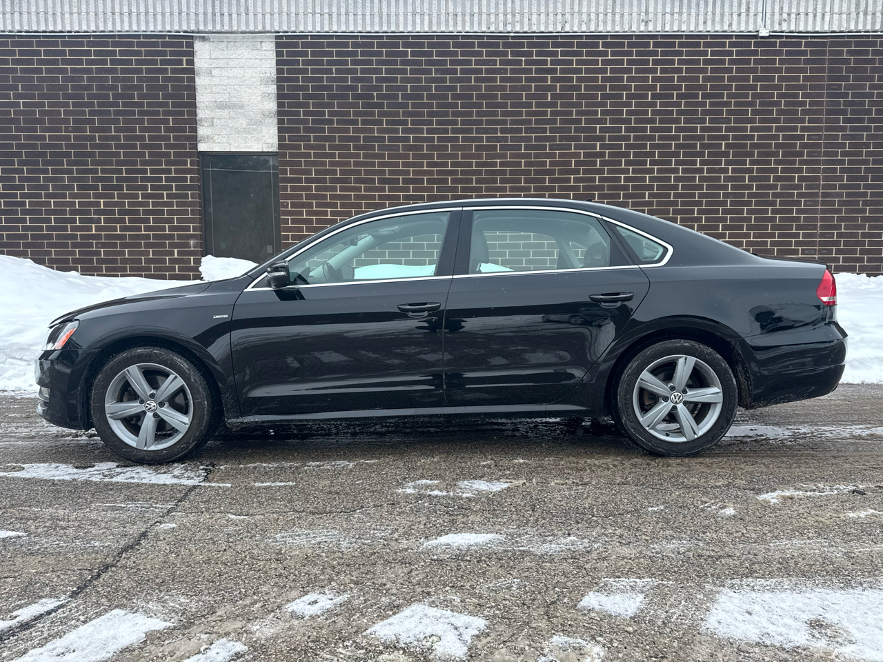 Volkswagen Passat 4dr Sdn 1.8T Auto Limited Edition PZEV 2015