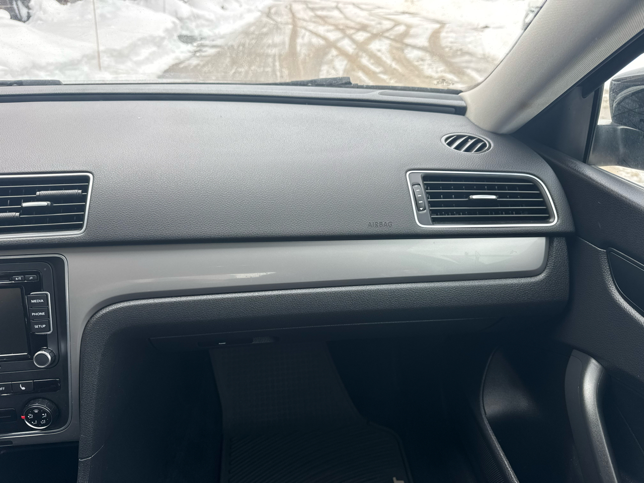 Volkswagen Passat 4dr Sdn 1.8T Auto Limited Edition PZEV 2015