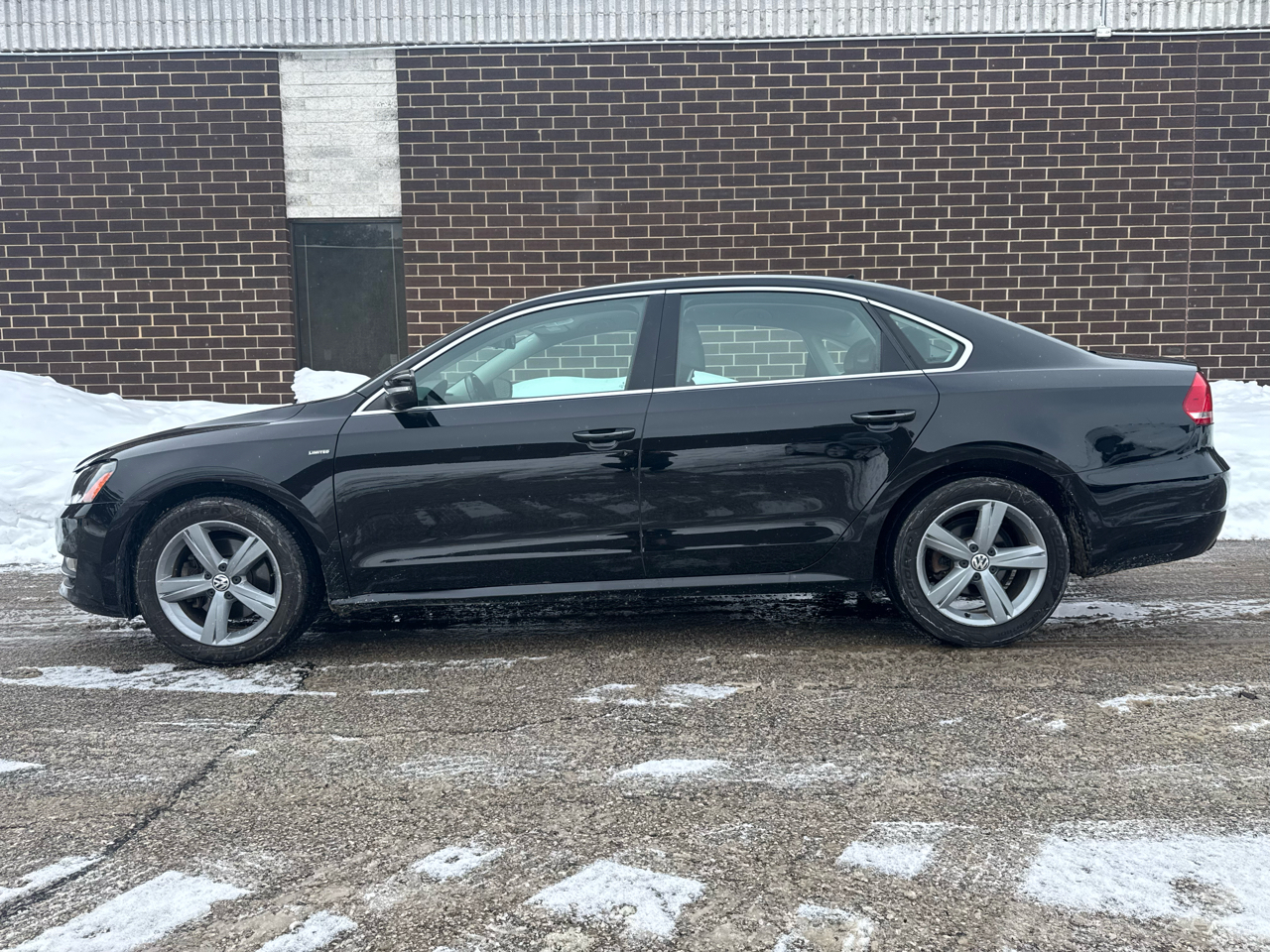 Volkswagen Passat 4dr Sdn 1.8T Auto Limited Edition PZEV 2015