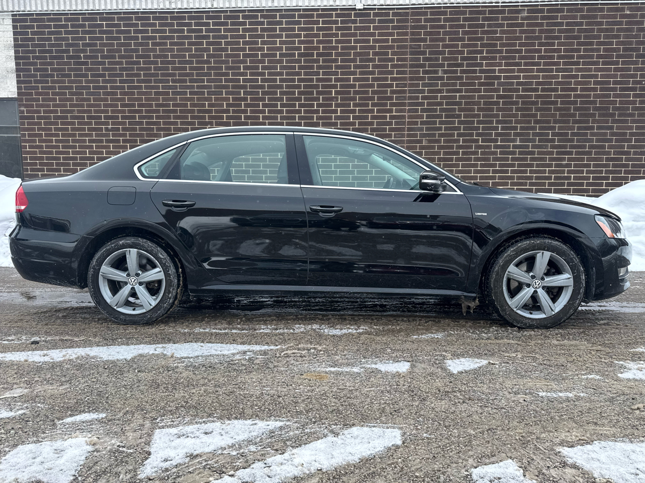 Volkswagen Passat 4dr Sdn 1.8T Auto Limited Edition PZEV 2015