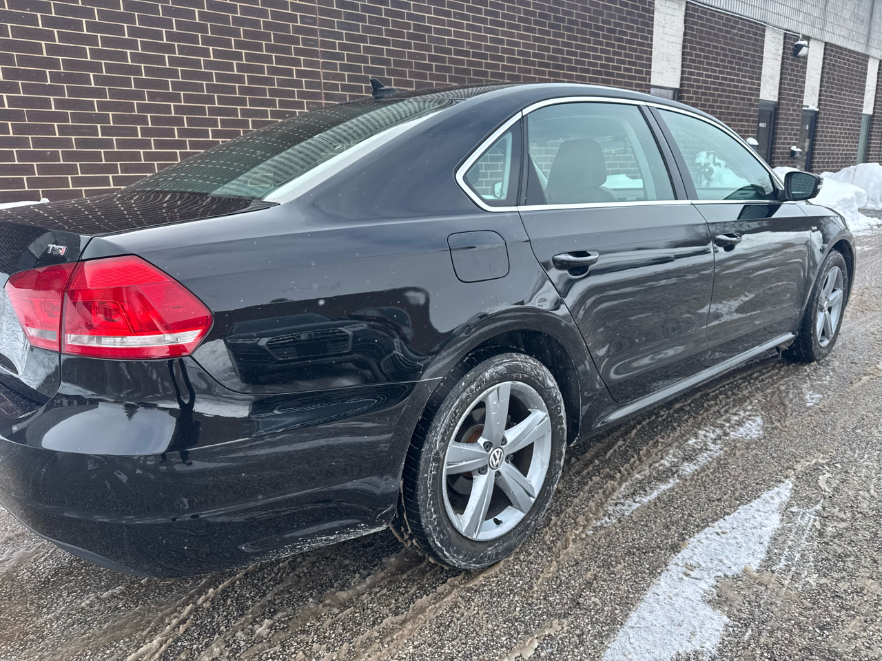 Volkswagen Passat 4dr Sdn 1.8T Auto Limited Edition PZEV 2015