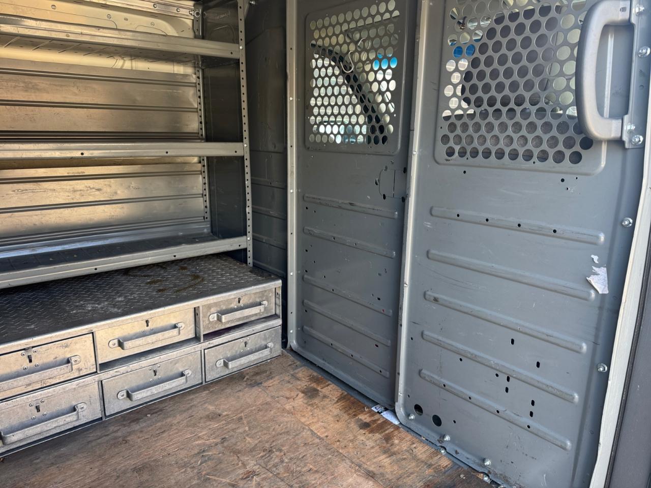 Nissan NV Cargo NV2500 HD Standard Roof V8 S 2017