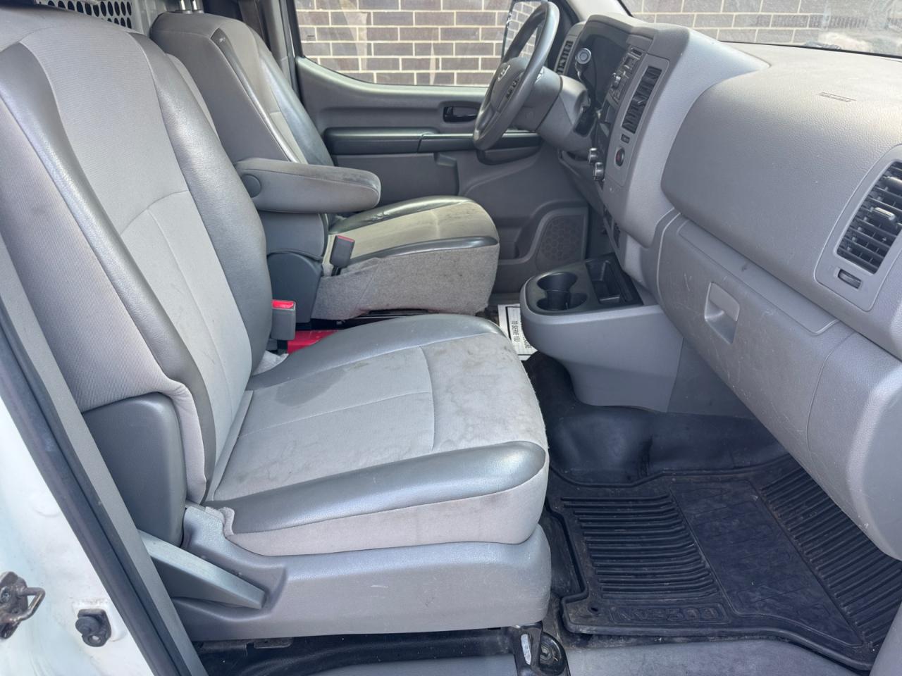 Nissan NV Cargo NV2500 HD Standard Roof V8 S 2017