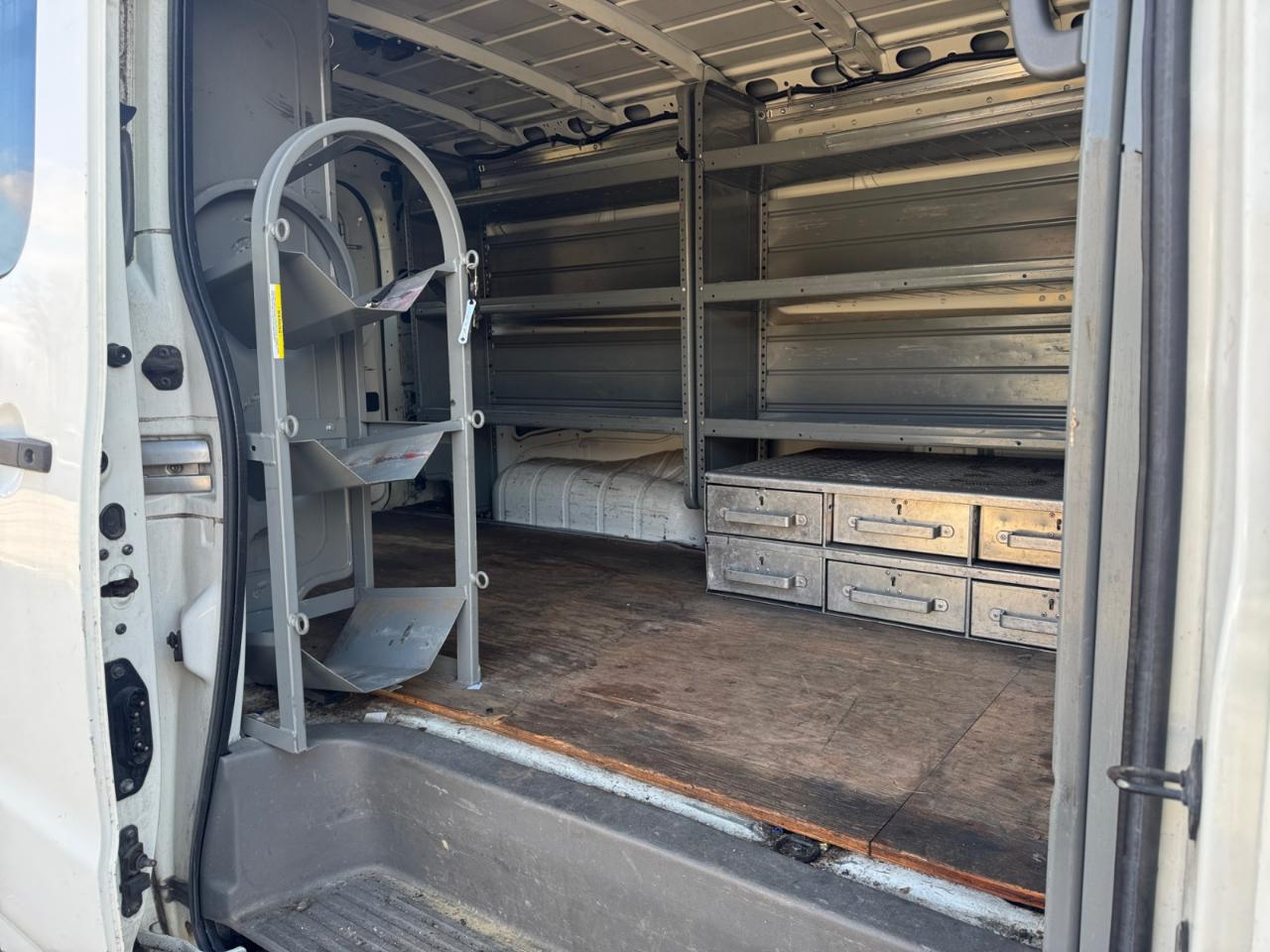 Nissan NV Cargo NV2500 HD Standard Roof V8 S 2017