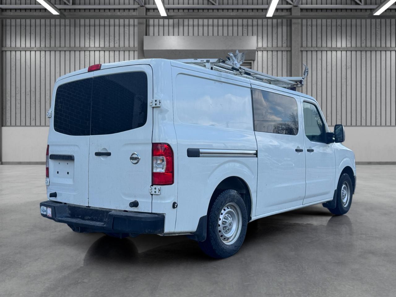 Nissan NV Cargo NV2500 HD Standard Roof V8 S 2017