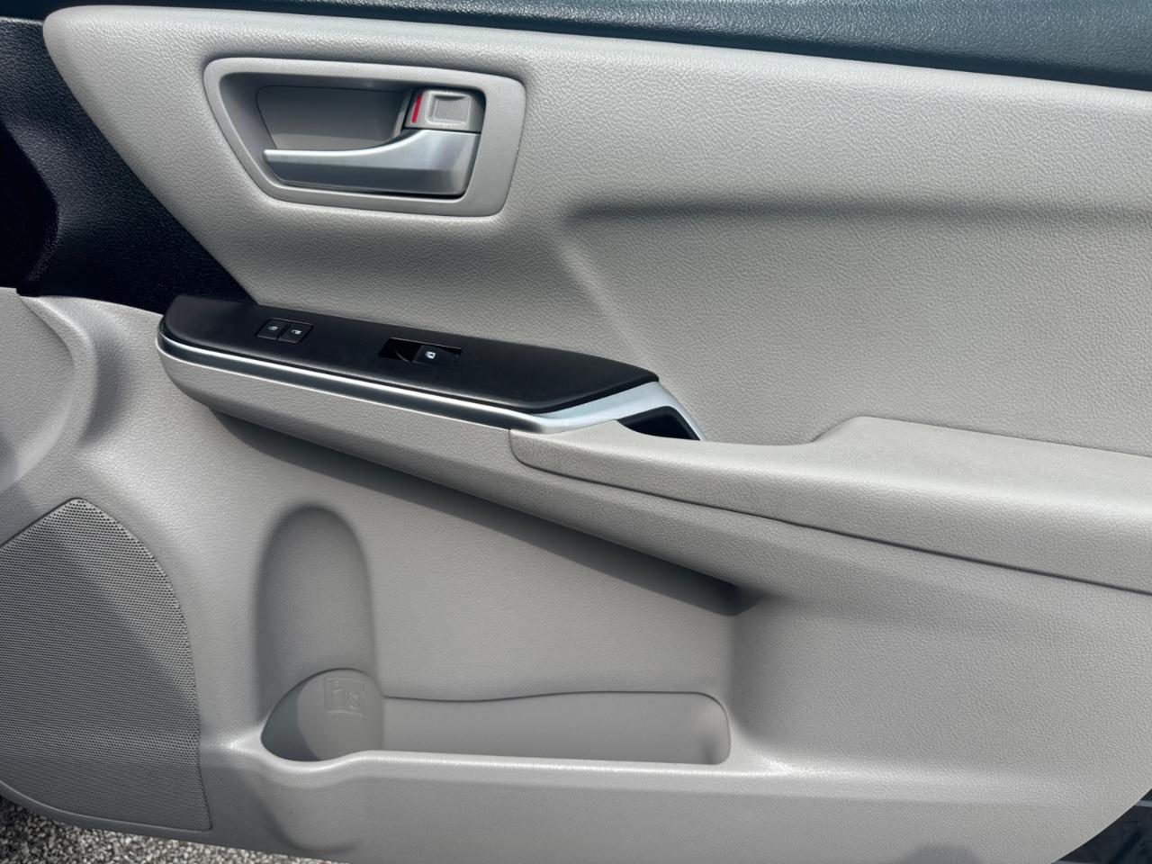 Toyota Camry LE Auto (Natl) 2017