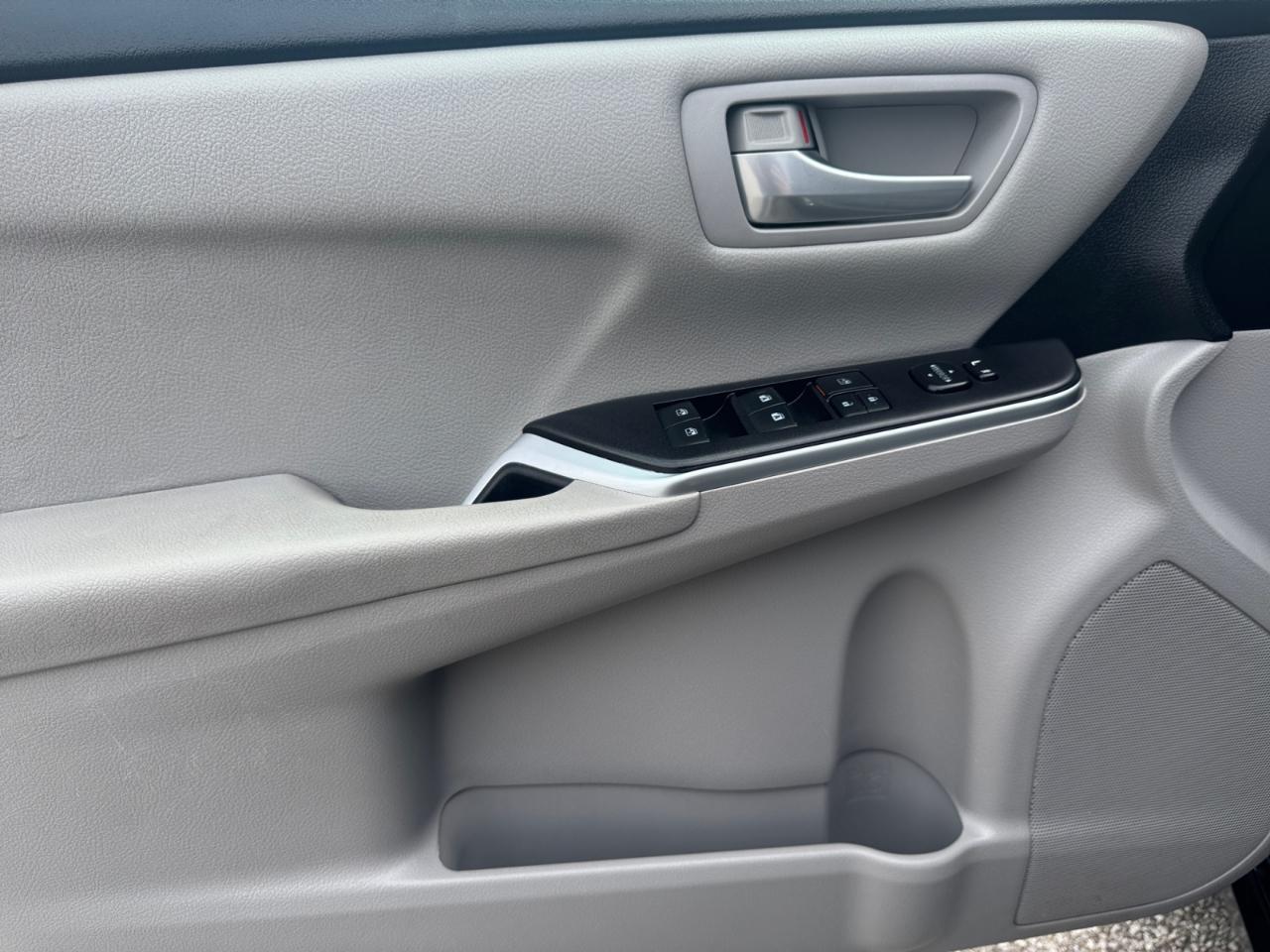 Toyota Camry LE Auto (Natl) 2017