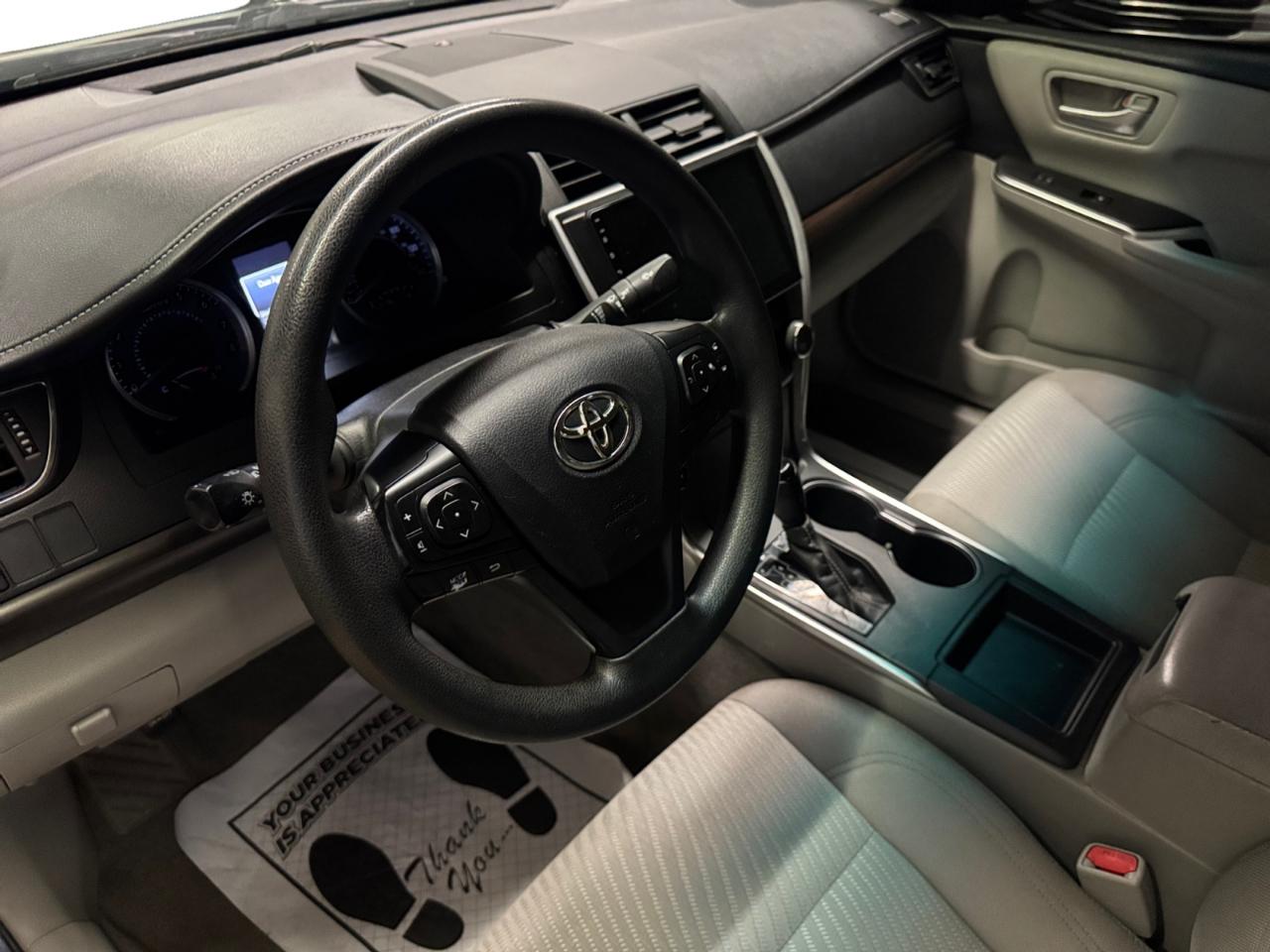 Toyota Camry LE Auto (Natl) 2017