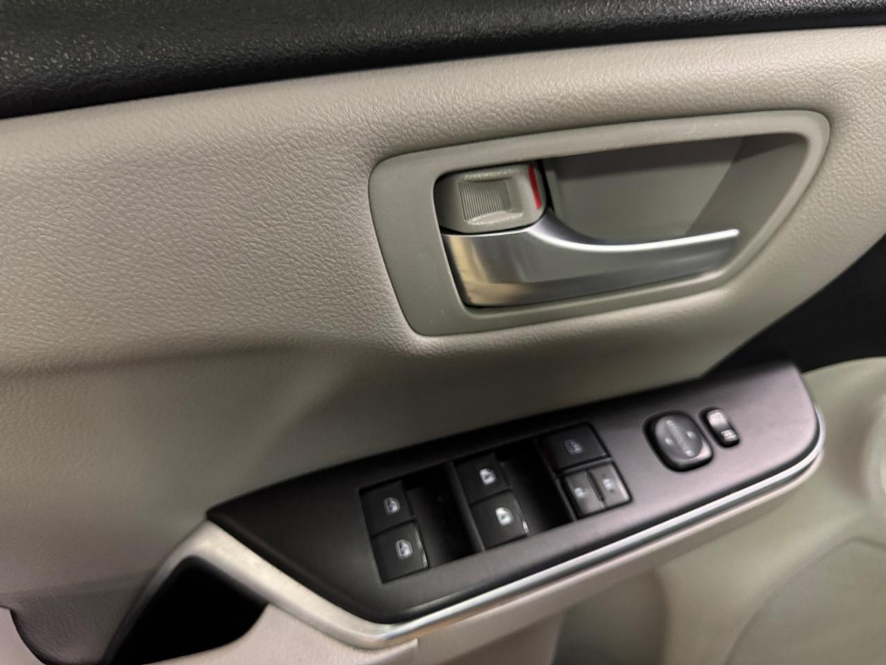 Toyota Camry LE Auto (Natl) 2017