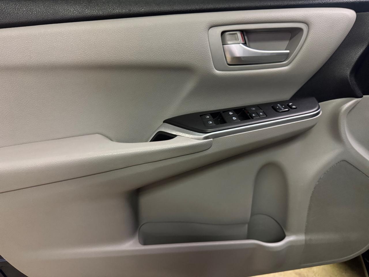 Toyota Camry LE Auto (Natl) 2017