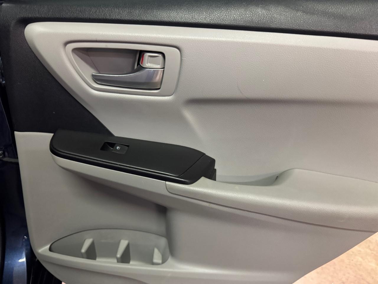 Toyota Camry LE Auto (Natl) 2017