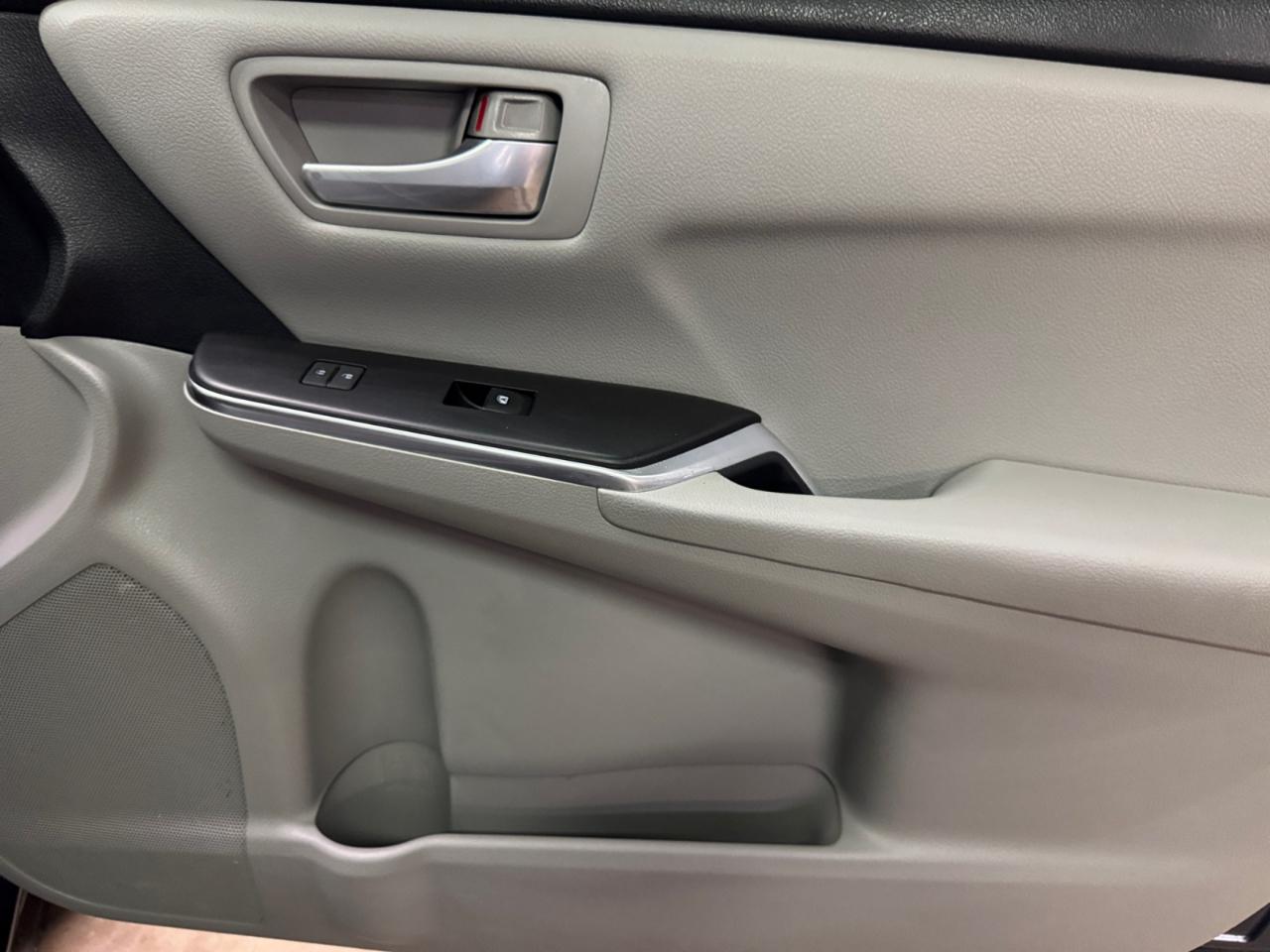 Toyota Camry LE Auto (Natl) 2017