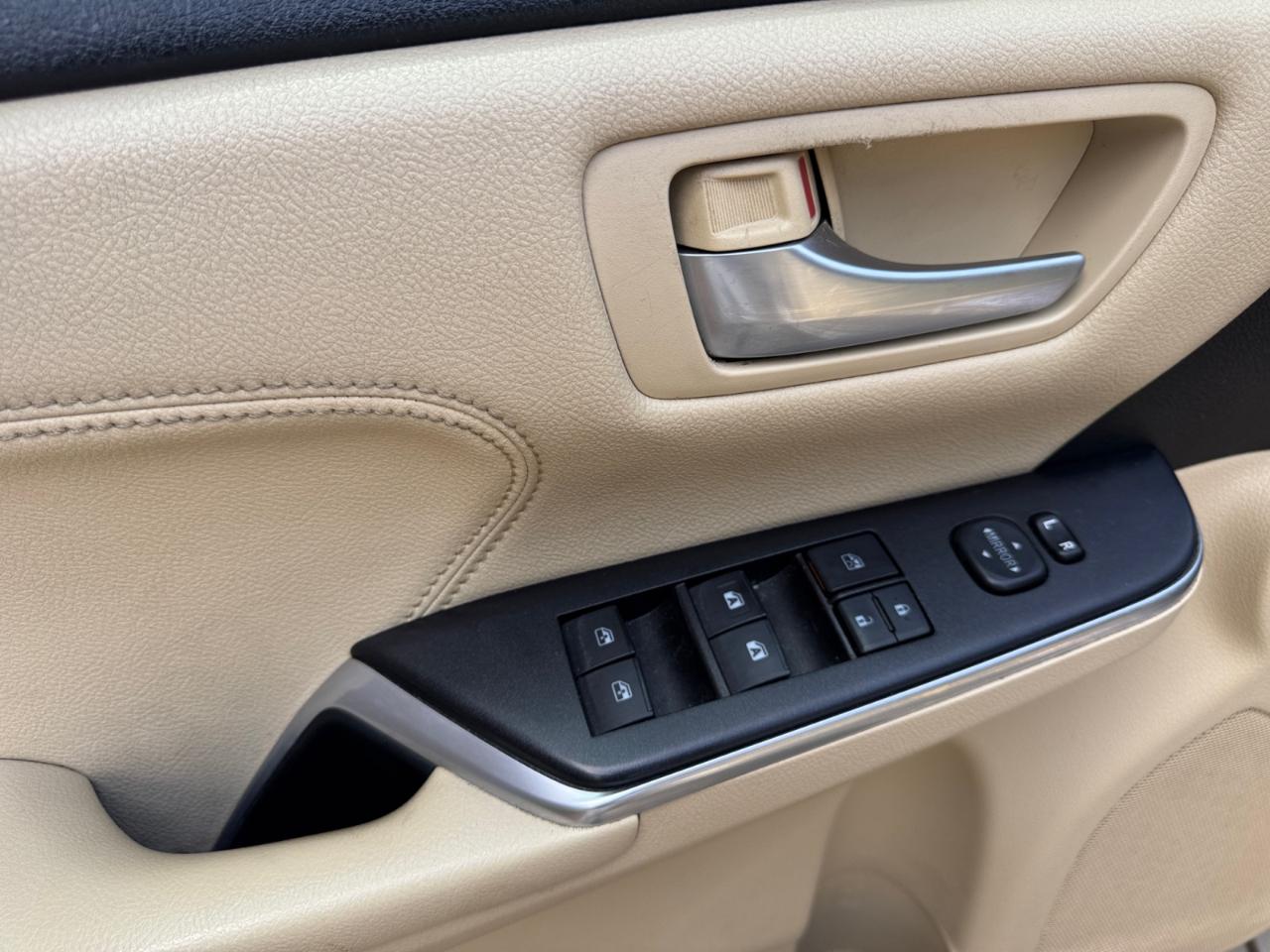 Toyota Camry XLE Auto (Natl) 2017